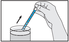 Badania moczu - wyjmowanie paska testowego z próbki moczu